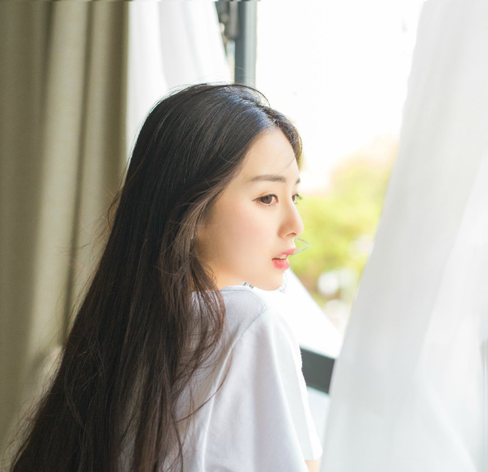 曾认为即使穷困潦倒走投无路，亲情就是最后的稻草，也会伸出温暖的双手。现在慢慢才知道，变质了的亲情就只剩无情了，疏远和冷漠才是真正的面孔！实力永远决定你在亲情中的位置！任何时候只能相信自己。